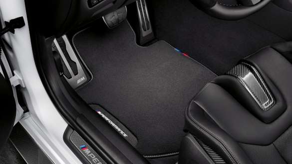 M Performance стелки BMW M4 Купе G82 2020 BMW M4 Купе G82 2020 M Performance стелки интериор снимка отблизо