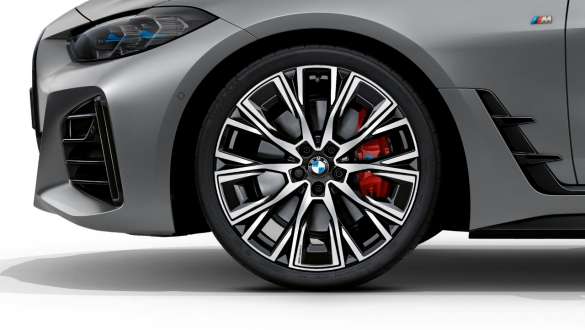 M Спортни спирачки BMW M440i xDrive Гран Купе G26 2021 M Спортни спирачки BMW M440i xDrive Гран Купе G26 2021 кокпит с М алуминиеви джанти