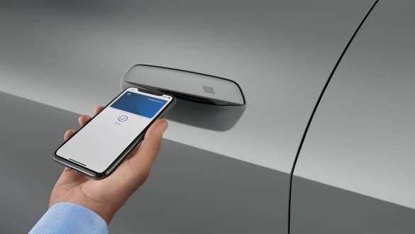 BMW Digital Key BMW M440i xDrive Гран Купе G26 BMW Digital Key BMW M440i xDrive Гран Купе G26 автомобилна врата със смартфон