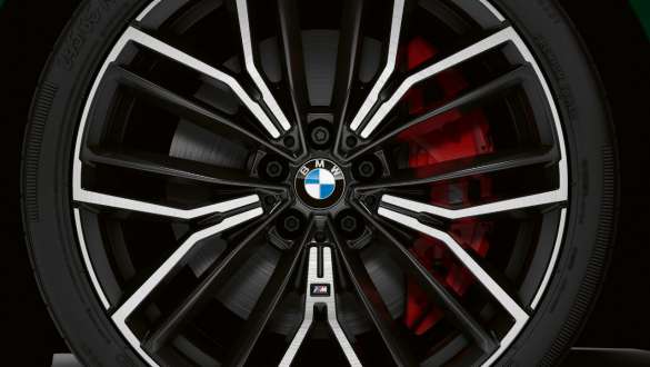 BMW M550i xDrive Седан с M Спортни спирачки G30 2020 BMW M550i xDrive Седан с M Спортни спирачки G30 LCI Facelift 2020 изглед отблизо колело