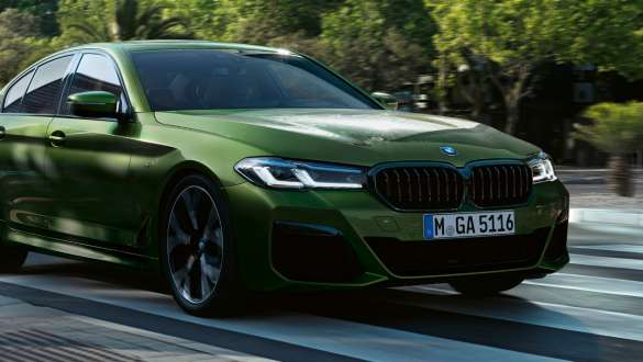 BMW M550i xDrive Седан с Адаптивнo М окачване G30 2020 три четвърти изглед отпред в движение BMW M550i xDrive Седан с Адаптивнo М окачване G30 LCI Facelift 2020 BMW Individual Verde Ermes metallic три четвърти изглед отпред в движение