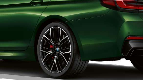 BMW M550i xDrive Седан с M Спортен диференциал G30 2020 BMW M550i xDrive Седан с M Спортен диференциал G30 LCI Facelift 2020 BMW Individual Verde Ermes metallic снимка отблизо задно колело
