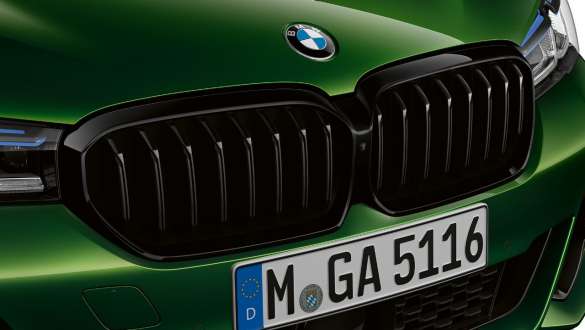 BMW M550i xDrive Седан с BMW Individual high-gloss Shadow Line G30 2020 BMW M550i xDrive Седан с BMW Individual high-gloss Shadow Line G30 LCI Facelift 2020 BMW Individual Verde Ermes metallic снимка отблизо М радиаторна решетка