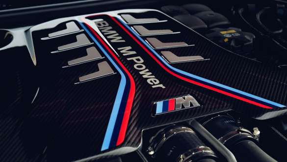 BMW TwinPower Turbo 8-цилиндров бензинов двигател BMW М5 CS BMW M TwinPower Turbo 8 бензинов двигател BMW M5 CS F90 2021 снимка отблизо на капака на двигателя