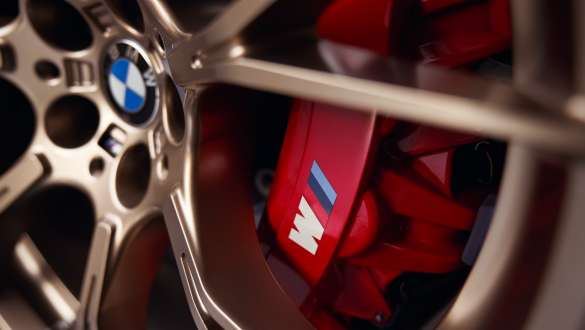 M Carbon керамични спирачки, гланцирано червени BMW M5 CS F90 2021 M Carbon керамични спирачки, гланцирано червени BMW M5 CS F90 2021 изглед отблизо алуминиева джанта