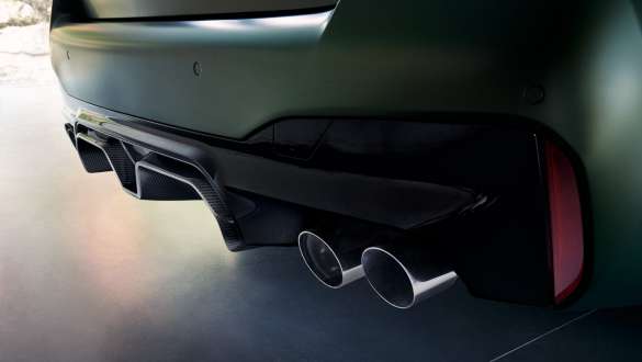М Спортна изпускателна система BMW M5 CS F90 2021 М Спортна изпускателна система BMW M5 CS F90 2021 Frozen Deep Green metallic снимка отблизо задна броня