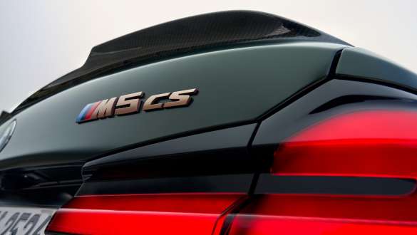 Надпис “M5 CS” BMW M5 CS F90 2021 Надпис “M5 CS” BMW M5 CS F90 2021 Frozen Deep Green metallic снимка отблизо заден капак