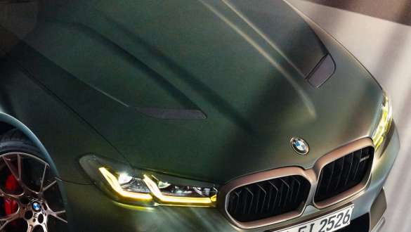 M Карбон преден капак BMW M5 CS F90 2021 M Карбон преден капак BMW M5 CS F90 2021 Frozen Deep Green metallic изглед отпред от перспектива птичи поглед