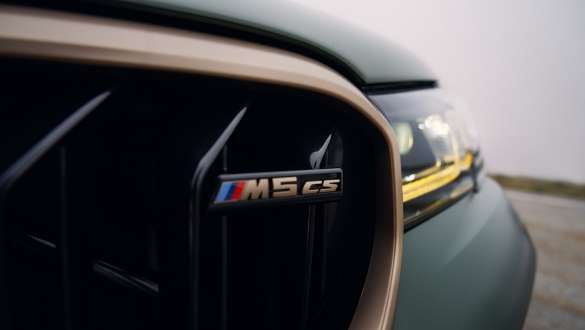 М бъбрековидната радиаторна решетка BMW M5 CS F90 2021 М бъбрековидната радиаторна решетка с цялостна рамка в Goldbronze BMW M5 CS F90 2021 Frozen Deep Green metallic снимка отблизо