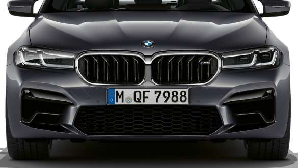 M бъбрековидна радиаторна решетка BMW M5 F90 2020 кокпит M бъбрековидна радиаторна решетка BMW M5 F90 LCI фейслифт 2020 Brands Hatch Grey metallic изглед отпред