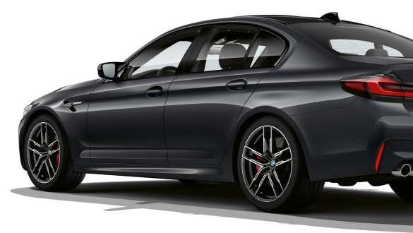 М xDrive BMW M5 F90 2020 кокпит М xDrive BMW M5 F90 LCI фейслифт 2020 Brands Hatch Grey metallic изглед отстрани