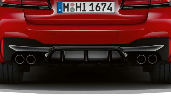 Специфични за М двойни ауспухови накрайници BMW M5 Competition F90 2020 Специфични за М двойни ауспухови накрайници BMW M5 Competition F90 LCI фейслифт 2020 BMW Individual Imola Red снимка отблизо отзад