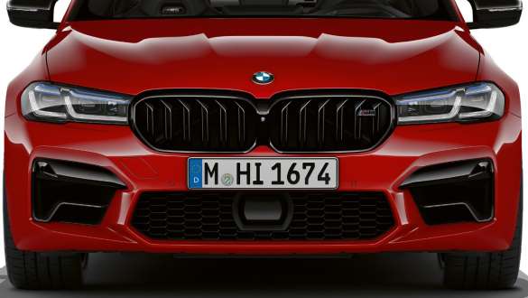 M бъбрековидна радиаторна решетка гланцирано черна BMW M5 Competition F90 2020 M бъбрековидна радиаторна решетка гланцирано черна BMW M5 Competition F90 LCI фейслифт 2020 BMW Individual Imola Red изглед отпред