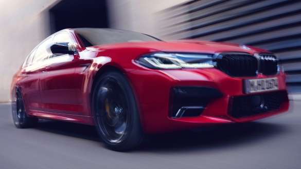 BMW M5 Competition с М xDrive F90 2020 три четвърти изглед отпред BMW M5 Competition М xDrive F90 LCI Facelift 2020 BMW Individual Imola Red три четвърти изглед отпред в движение