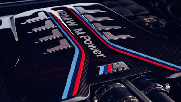 BMW M TwinPower Turbo 8-цилиндров бензинов двигател BMW M5 Competition F90 2020 BMW M TwinPower Turbo 8-цилиндров бензинов двигател BMW M5 Competition F90 LCI Facelift 2020 снимка отблизо на капака на двигателя