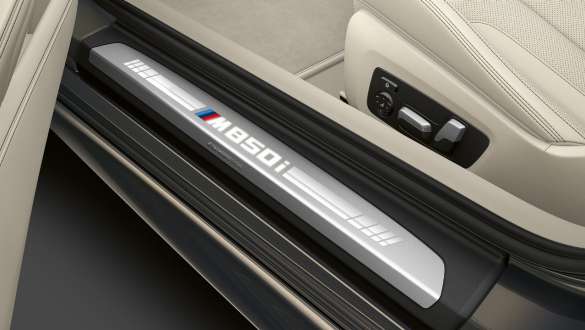 Лайстна на прага с надпис M850i. Лайстна на прага на BMW M850i xDrive Кабриолет с надпис M850i.