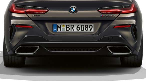 Разположени от двете страни ауспухови накрайници. BMW M850i xDrive Купе с разположени от двете страни ауспухови накрайници.