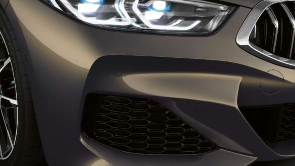 Въздухозаборници на М Аеродинамичния пакет. BMW M850i xDrive Кабриолет в цвят Dravit Grey metallic с М Аеродинамичен пакет, въздухозаборници.