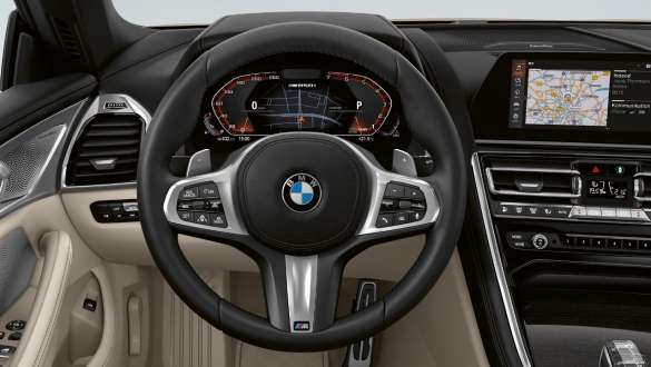 М кожен волан. Кокпит на BMW M850i xDrive Кабриолет с М кожен волан.