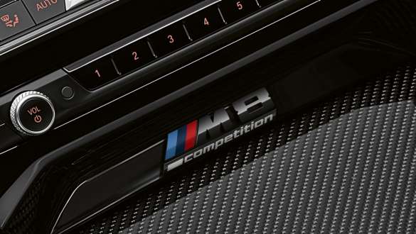 Надпис M8 Competition. BMW M8 Competition Кабриолет, средна конзола с надпис M8 Competition.