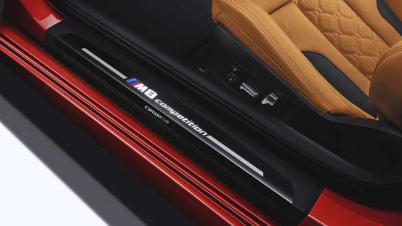 Лайстна на прага с надпис M8 Competition. Лайстна на прага на BMW M8 Competition Кабриолет с надпис M8 Competition.