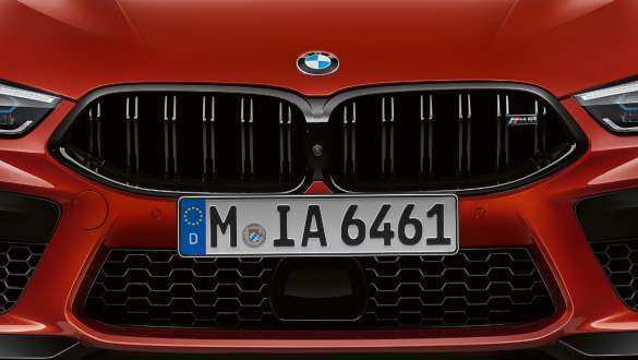 Специфична за М бъбрековидна радиаторна решетка. BMW M8 Competition Кабриолет със специфична за М бъбрековидна радиаторна решетка.
