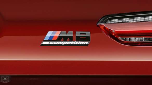 Надпис M8 Competition. Надпис M8 Competition на BMW M8 Competition Кабриолет.