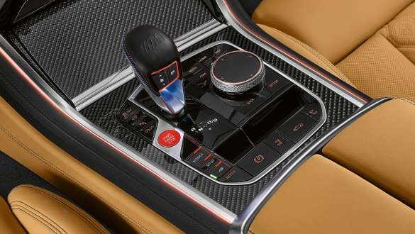 8-степенна трансмисия M Steptronic. BMW M8 Competition Кабриолет с 8-степенна трансмисия M Steptronic.