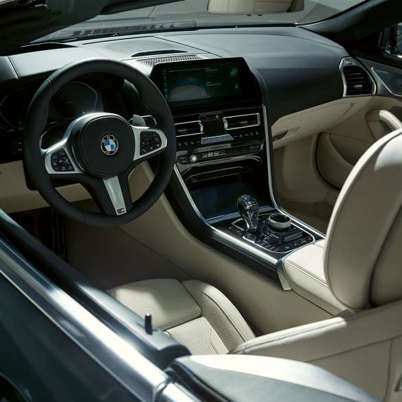 BMW M850i xDrive Кабриолет, кокпит. BMW M850i xDrive Кабриолет в цвят Dravit Grey metallic с отворен мек покрив, кокпит с М кожен волан.
