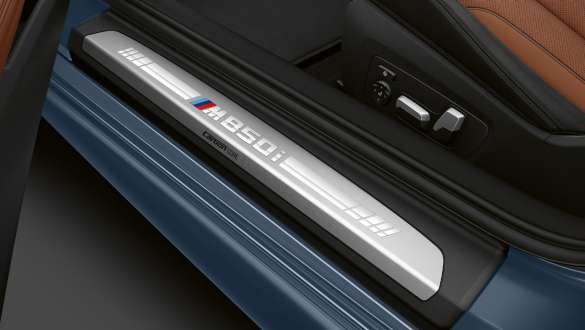 Лайстна на прага с надпис M850i. Лайстна на прага на BMW M850i xDrive Купе с надпис M850i.
