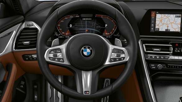 М кожен волан. Кокпит на BMW M850i xDrive Купе с М кожен волан.