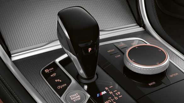 Кристални апликации 'CraftedClarity'. BMW M850i xDrive, интериор, детайлна снимка на селектора на трансмисията с кристални апликации 'CraftedClarity'.