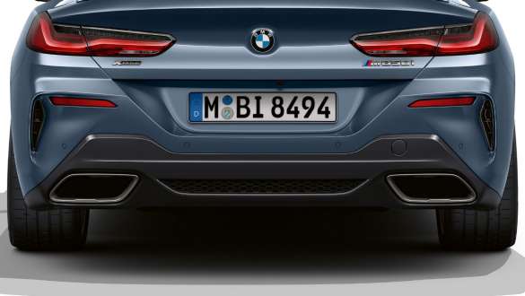 Разположени от двете страни ауспухови накрайници. BMW M850i xDrive Купе с разположените от двете страни ауспухови накрайници.
