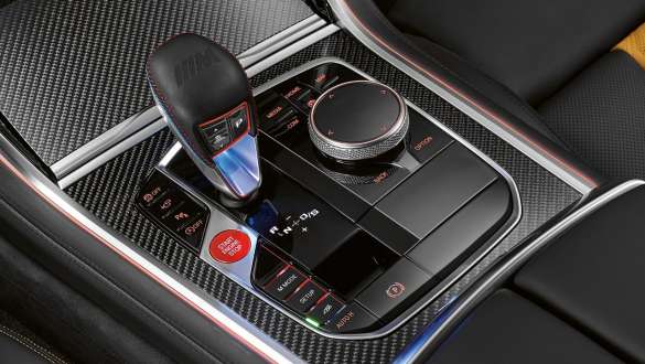 М селектор на трансмисията. М селектор на трансмисията на BMW M8 Competition Купе.