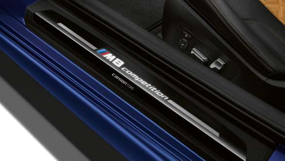 Лайстна на прага с надпис M8 Competition. Лайстна на прага на BMW M8 Competition Купе с надпис M8 Competition.