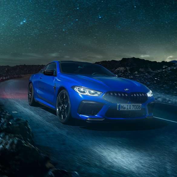 BMW M8 Competition Купе. Първото BMW M8 Competition Купе в цвят Marina Bay Blue metallic, три четвърти изглед отпред.