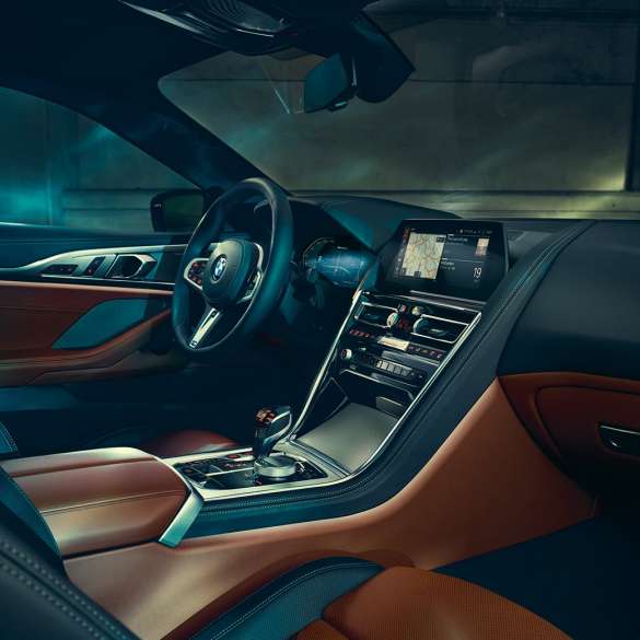 BMW M850i xDrive Купе, кокпит. BMW M850i xDrive Купе, кокпит с BMW Live Cockpit Professional и М кожен волан.