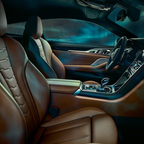 BMW M850i xDrive Купе, интериор. BMW M850i xDrive Купе, интериор с мултифункционални седалки с разширено кожено оборудване BMW Individual 'Merino' Tartufo/Black.