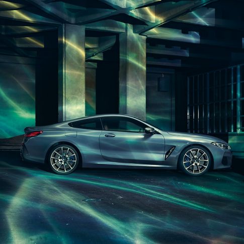 BMW M850i xDrive Купе в Barcelona Blue metallic, изглед отстрани. BMW M850i xDrive Купе в Barcelona Blue metallic, изглед отстрани, в покой пред сграда.