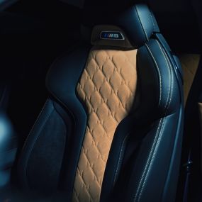 BMW M8 Competition Купе, М Спортни седалки. BMW M8 Competition Купе, М Спортни седалки с лого М8 и пълна кожена тапицерия 'Merino' Black с контраст в Midrand Beige.