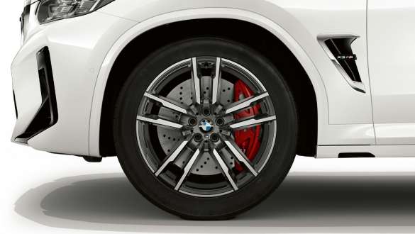 20-инчови М алуминиеви джанти с двойни спици 764 М BMW X3 M F97 LCI Facelift 2021 BMW X3 M F97 LCI Facelift 2021 Alpine White 20-инчови М алуминиеви джанти с двойни спици 764 М снимка отблизо