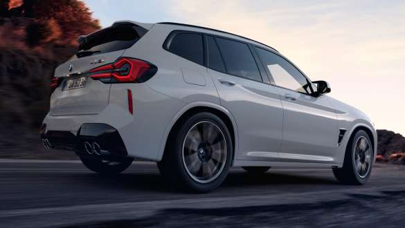 M xDrive BMW X3 M F97 LCI Facelift 2021 BMW X3 M F97 LCI Facelift 2021 M xDrive Alpine White страничен изглед отзад от ниска гледна точка