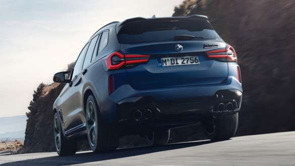 M xDrive BMW X3 M Competition F97 LCI Facelift 2021 BMW X3 M Competition F97 LCI Facelift 2021 Frozen Marina Bay Blue metallic в движение изглед отзад от ниска гледна точка M xDrive