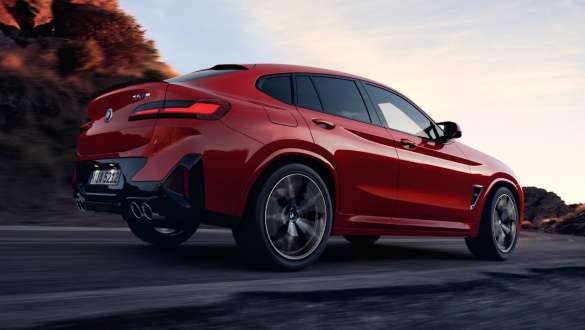 М xDrive BMW Х4 М F98 LCI Facelift 2021 BMW X4 M F98 LCI Facelift 2021 M xDrive три четвърти изглед отзад в движение по пътя
