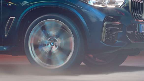 BMW X5 M50i и M50d с Адаптивно M окачване G05 BMW X5 M50i и M50d с Адаптивно M окачване Carbon Black metallic G05 2018 SUV снимка отблизо джанта