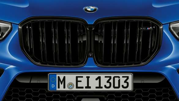 Специфична за М предна декоративна решетка BMW X5 M Competition F95 Специфична за М предна декоративна решетка BMW X5 M Competition F95 2020 SUV Marina Bay Blue metallic снимка отблизо