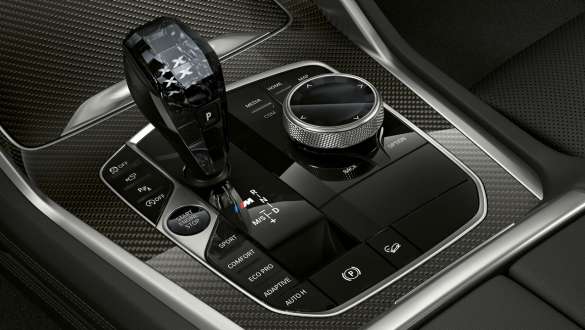 BMW X6 M50i селектор на трансмисията с лого на М G06 Снимка отблизо на интериора на BMW X6 M50i селектор на трансмисията с лого на М G06 2018 SUV