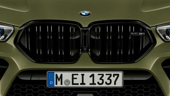 Специфичната за М предна декоративна решетка на BMW X6 M Competition F96 М хриле BMW X6 M Competition F96 2020 SUV BMW Individual специално лаково покритие Urban Green екстериор