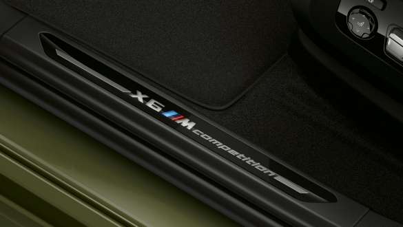Лайстни на праговете с надпис „X6 M Competition“ на BMW X6 M Competition F96 Лайстни на праговете с надпис „X6 M Competition“ BMW X6 M Competition F96 2020 SUV снимка отблизо
