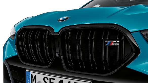 BMW X6 M60i xDrive G06 MP M декоративна предна решетка гланцирано черна BMW X6 M60i xDrive G06 MP M декоративна предна решетка гланцирано черна снимка отблизо
